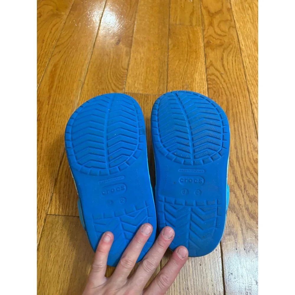 Boys or girls Crocs Baby Shark Pinkfong Blue‎ Clogs Kids Size 2 Slip On Shoe